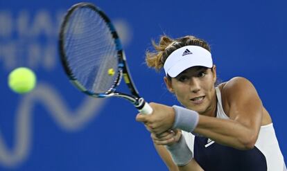 Muguruza devuelve una bola ante Kerber.