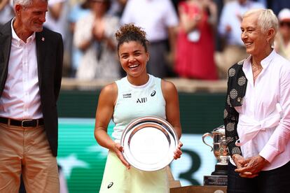 Paolini, entre Gilles Moretton y Martina Navratilova.