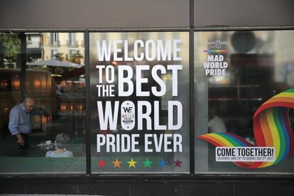 Unos turistas se encuentran dentro de un hotel que tiene propaganda del Orgullo Gay.