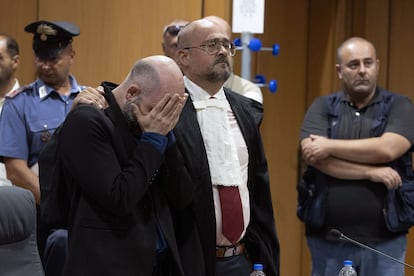 Roberto Saviano llora este lunes mientras escucha la sentencia del tribunal de apelación de Roma sobre las amenazas que recibió de la Camorra en 2008.