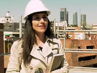 La líder de Vox, Rocío Monasterio, con casco de obra, en una imagen de un vídeo de su partido.