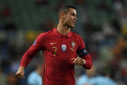 El capitán de la selección portuguesa Cristiano Ronaldo se prepara para disparar durante el encuentro amistoso de este miércoles en el estadio José Alavade de Lisboa.