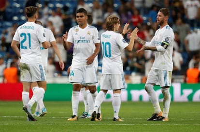 Los jugadores del Real Madrid se felicitan después del partido.