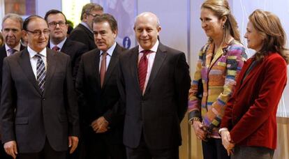 La secretaria de Estado de Educación, Montserrat Gomendio (derecha) junto al ministro Wert y la infanta Elena, en AULA.