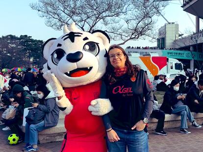 Clara Buades con la camiseta del RCD Mallorca y la mascota de la selección de Corea del Sur.