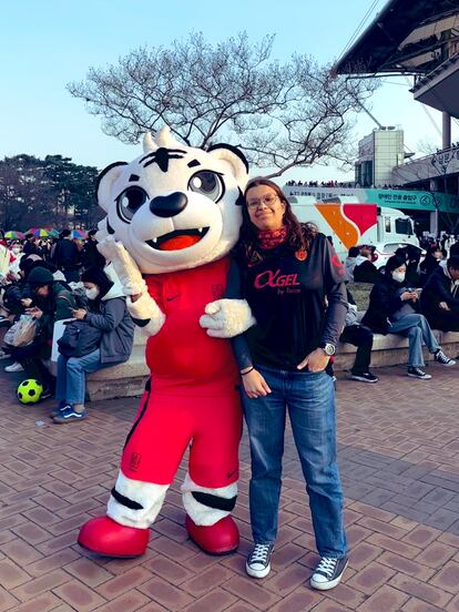 Clara Buades con la camiseta del RCD Mallorca y la mascota de la selección de Corea del Sur a finales del pasado noviembre.