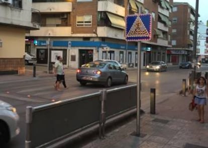 Cuando un peatón cruza la calle se activan las luces rojas LED para advertir a los conductores.