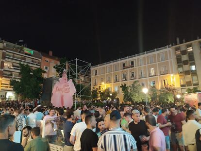 Botellón en la plaza Pedro Zerolo de Madrid durante las fiestas del Orgullo 2021.