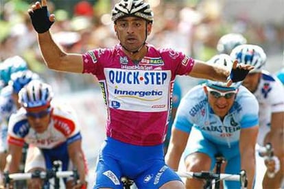 Paolo Bettini celebra su triunfo en la meta de Brescia.