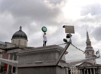 Un ciudadano subido a la peana vacía de la londinense plaza de Trafalgar