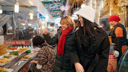 Almudena Ariza, con una de sus entrevistadas en un mercado de Corea del Sur.