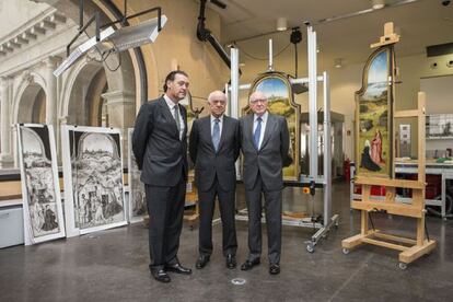 Miguel Zugaza, Francisco González y José Pedro Pérez-Llorca, en el Museo del Prado.