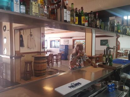 Juan Francisco Quintero, 64 años, bebe una cerveza el lunes en un bar de La Graciosa (Canarias).