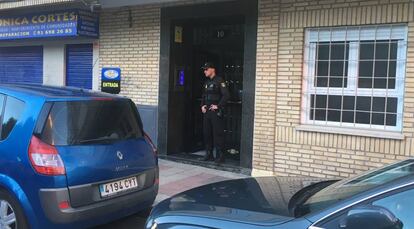 Un policía, en la puerta de bloque de Parla donde se produjo el crimen.