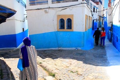 Hay quien dice que las callejas de la kasbah de los Udaya, situada sobre un promontorio que domina el río y la ciudad de Rabat, parecen un pueblo andaluz. La estampa es casi idéntica y la explica el origen andalusí de la mayoría de las poblaciones andaluzas. Esta alcazaba fue creada por una dinastía que compartió Marruecos y España, la almohade, y desde entonces permanece habitada. Sus paredes encaladas y pintadas de añil acogen una vida tranquila y sosegada.