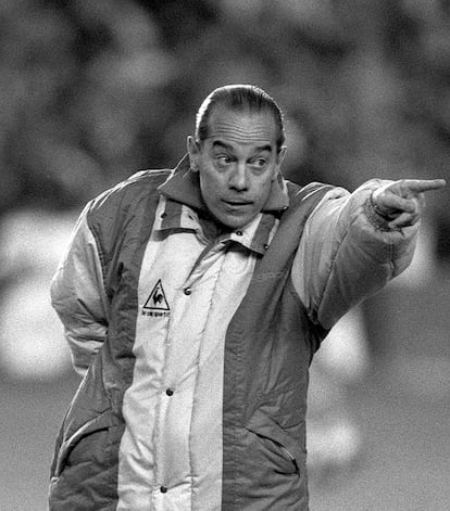 El seleccionador nacional de fútbol, Luis Suárez, hace una idicación a sus jugadores durante un entrenamiento en el estadio Benito Villamarín, el año 1988. 