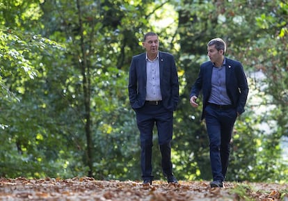 El coordinador general de EH Bildu, Arnaldo Otegi (a la izquierda), y el secretario general de Sortu, Arkaitz Rodrguez, revindicaron el 18 de octubre a todas las vctimas, pero hicieron una mencin especial a las vctimas de la violencia de ETA. Era la primera vez que la izquierda 'abertzale' peda perdn (aunque sin usar esa palabra expresamente) de forma especfica a las vctimas de la banda, en el 10? aniversario de su fin.