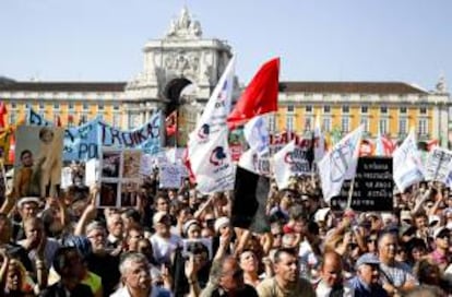 Manifestantes convocados por el CGTP, el sindicato mayoritario de Portugal, se reunen en la Plaza de Comercio de Lisboa para protestar contra los últimos recortes del Gobierno, la semana pasada.