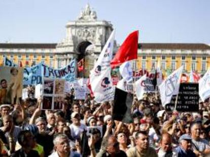 Manifestantes convocados por el CGTP, el sindicato mayoritario de Portugal, se reunen en la Plaza de Comercio de Lisboa para protestar contra los últimos recortes del Gobierno, la semana pasada.