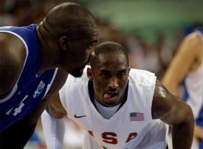 Kobe Bryant durante un lance del juego ante Grecia