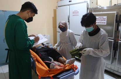 Personal sanitario identifica a una de las víctimas en el hospital Siaful Anwar de Malang, este domingo. La Federación de Fútbol de Indonesia ha asegurado que enviará un equipo de investigación a Malang, y ha expresado su apoyo a las pesquisas ya iniciadas por la policía. El organismo ha asegurado que los disturbios “están manchando la cara del fútbol indonesio” y ha prohibido al Arema FC ejercer como anfitrión durante el resto de la temporada.