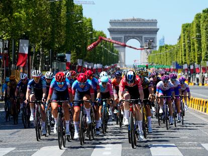 El pelotón de ciclistas durante la primera etapa del Tour de Francia femenino de 2022.