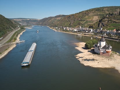 Un barco de transporte fluvial pasa cerca de Kaub (Alemania) en agosto. Los barcos de mercancías han estado luchando contra el caudal mínimo del Rin durante las semanas más secas del verano.