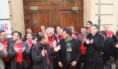 Los alcaldes, instantes después de concluir el encierro, acompañados por Francesc Colomer, el secretario general provincial y Ximo Puig, secretario general del PSPV-PSOE.