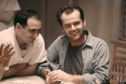 Jack Nicholson y Danny DeVito en una escena de 'Alguien vol sobre el nido del cuco' (1975).