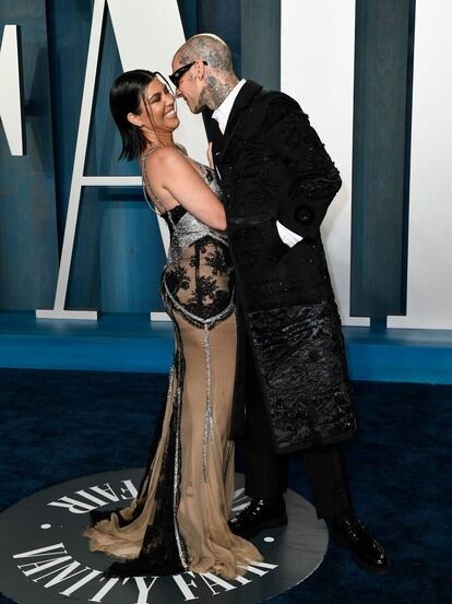Kourtney Kardashian y Travis Barker, ambos de Dolce & Gabbana. La pareja cambió de look tras la alfombra roja.