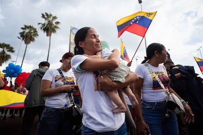 Una mujer sostiene un bebé durante la manifestación.