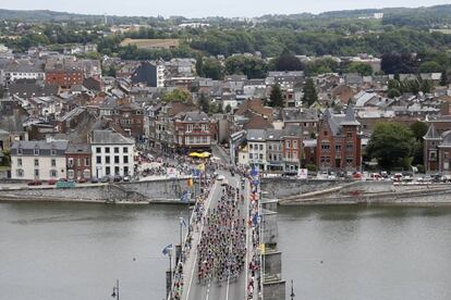 El pelotón sale de la ciudad belga de Namur.