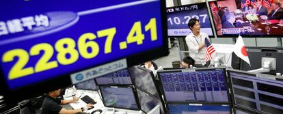 Una sala de corretaje de acciones en Tokio (Japón).