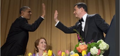 Barack Obama saluda al humorista Jimmy Kimmel en la cena de corresponsales de la Casa Blanca.