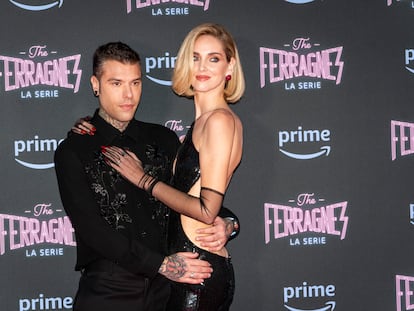 Chiara Ferragni y Fedez posan en la gala de presentación de su 'docuserie', 'Ferragnez', el 17 de mayo de 2023, en Milán (Italia).