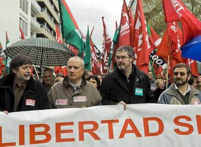 Rafa Díez, Josu Onaindi, Adolfo Muñoz y Dámasado Casado, los responsables sindicales de LAB, CC OO, ELA y UGT, respectivamente, de izquierda a derecha.
