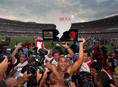 Adriano festeja el título de liga del Flamengo.