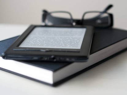 Del Kindle Paperwhite al Kobo Aura One: ocho ‘eReaders’ (y sus fundas) para el Día del Libro