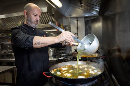 Emilio Miralles, chef y propietario de Al D'Emilio, a los mandos de los fogones de su restaurante.
