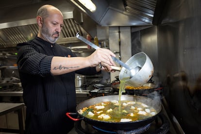 Emilio Miralles, chef y propietario de Al D'Emilio, a los mandos de los fogones de su restaurante.
