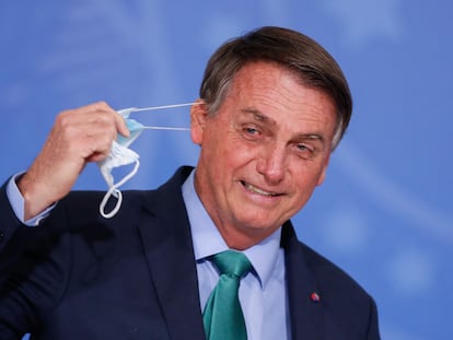 Bolsonaro remove a máscara durante evento no Palácio do Planalto, em 5 de agosto.