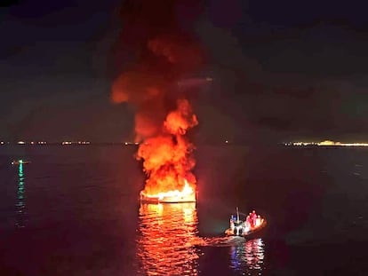 La barca incendiada frente a la costa de Roses el viernes por la noche.