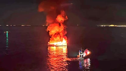 La barca incendiada frente a la costa de Roses el viernes por la noche.