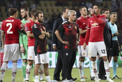 El entrenador del Manchester United, Jose Mourinho, y sus jugadores tras perder ante el Real Madrid en el partido de la Supercopa de Europa disputada esta noche en el estadio Filip II de Skopje, en Macedonia. 