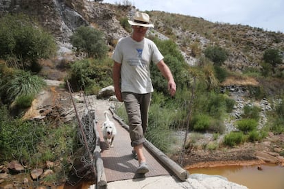 Chris Stewart cruza el puente separa su valle del camino a la civilización. En 27 años ha construido ocho. Los levantaba en dos días. "Las crecidas del río son feroces". Este es el que más le está durado.