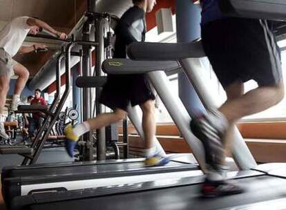 Varias personas hacen ejercicio en el gimnasio de la Ciudad Deportiva de Valdelasfuentes de Alcobendas (Madrid).