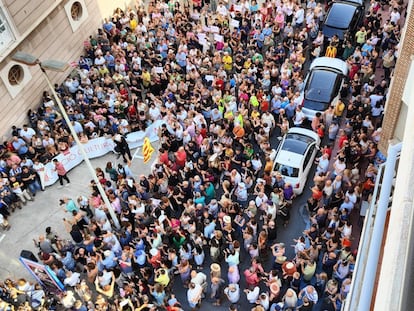 Protesta en Burriana contra la retirada de cinco publicaciones en catalán.