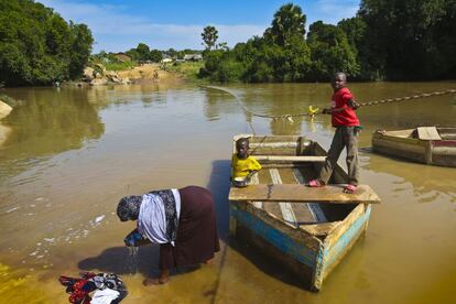 Una cuerda y dos barcas de madera sirven de medio de transporte entre uno y otro país. Unos niños cruzan de RCA a Camerún en penas dos minutos.