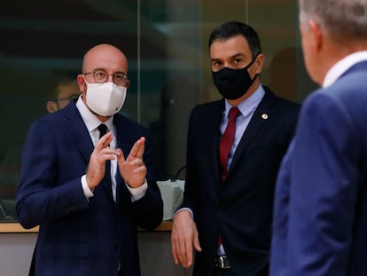 European Council President Charles Michel (l) talks with Spanish Prime Minister Pedro Sánchez during the fourth day of the summit.