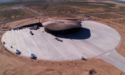 Situado en El Camino Real, en Nuevo México (EEUU), este aeropuerto construido por Norman Foster, uno de sus más brillantes proyectos, fue construido por Virgin Galactic para sus vehículos de turismo espacial WhiteKnightTwo y SpaceShipTwo.